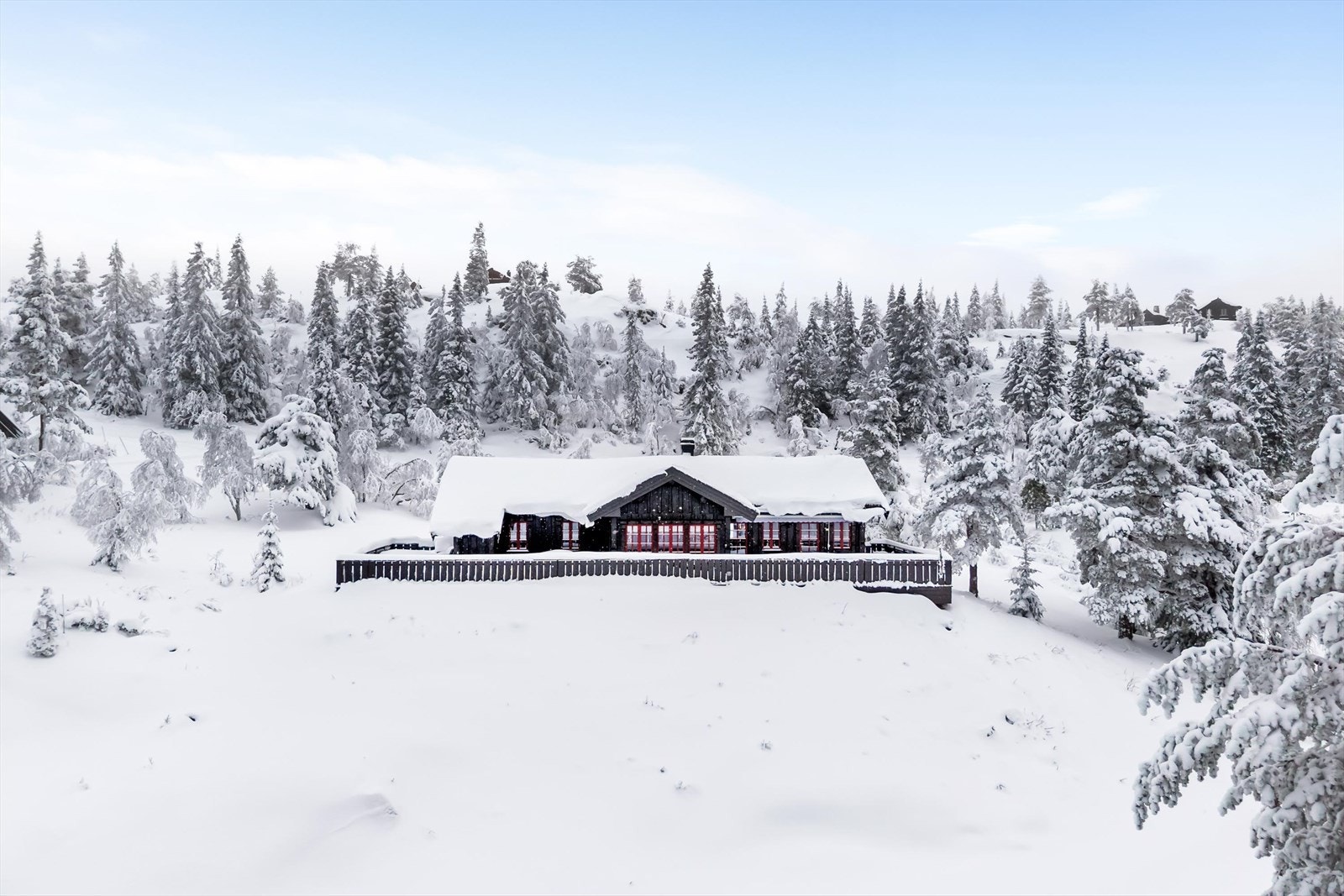 Hytta har en svært solrik beliggenhet med flott fjellutsikt, og ligger på nye Stemtjønnfeltet ca. 800 moh., omgitt av naturskjønt turterreng året rundt. Galleribilde