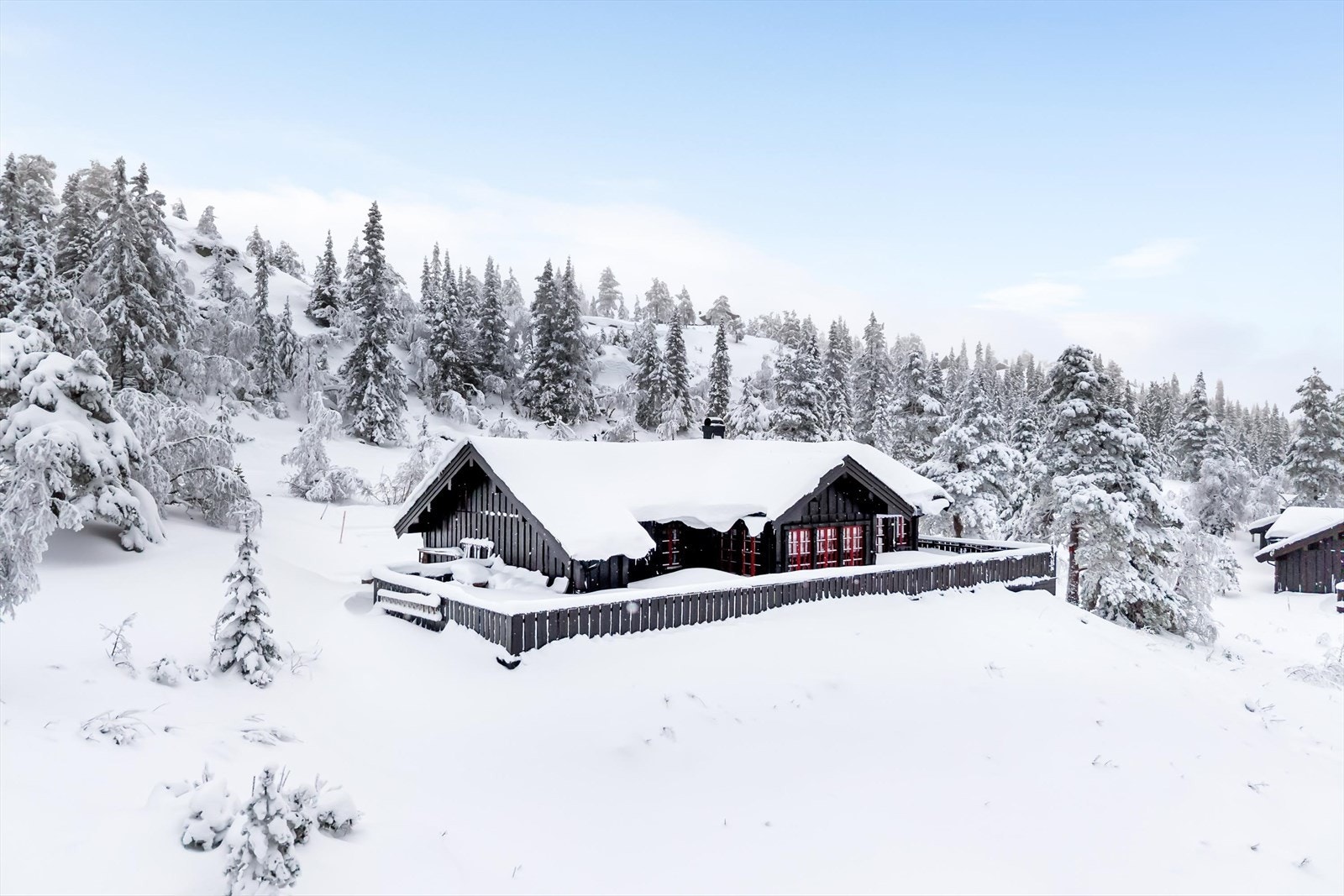 Hytta har delvis overbygd terrasse/inngangsparti på ca. 19 m², samt terrasser rundt front av hytta på ca. 93 m². Galleribilde