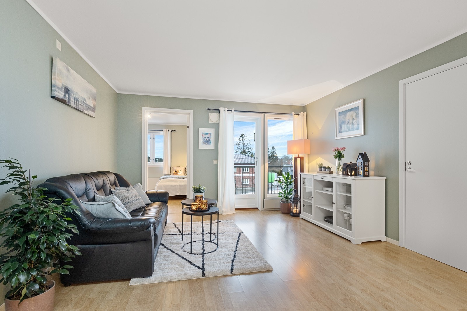 Store vindusflater i stuen gir godt med naturlig lysinnslipp. Galleribilde