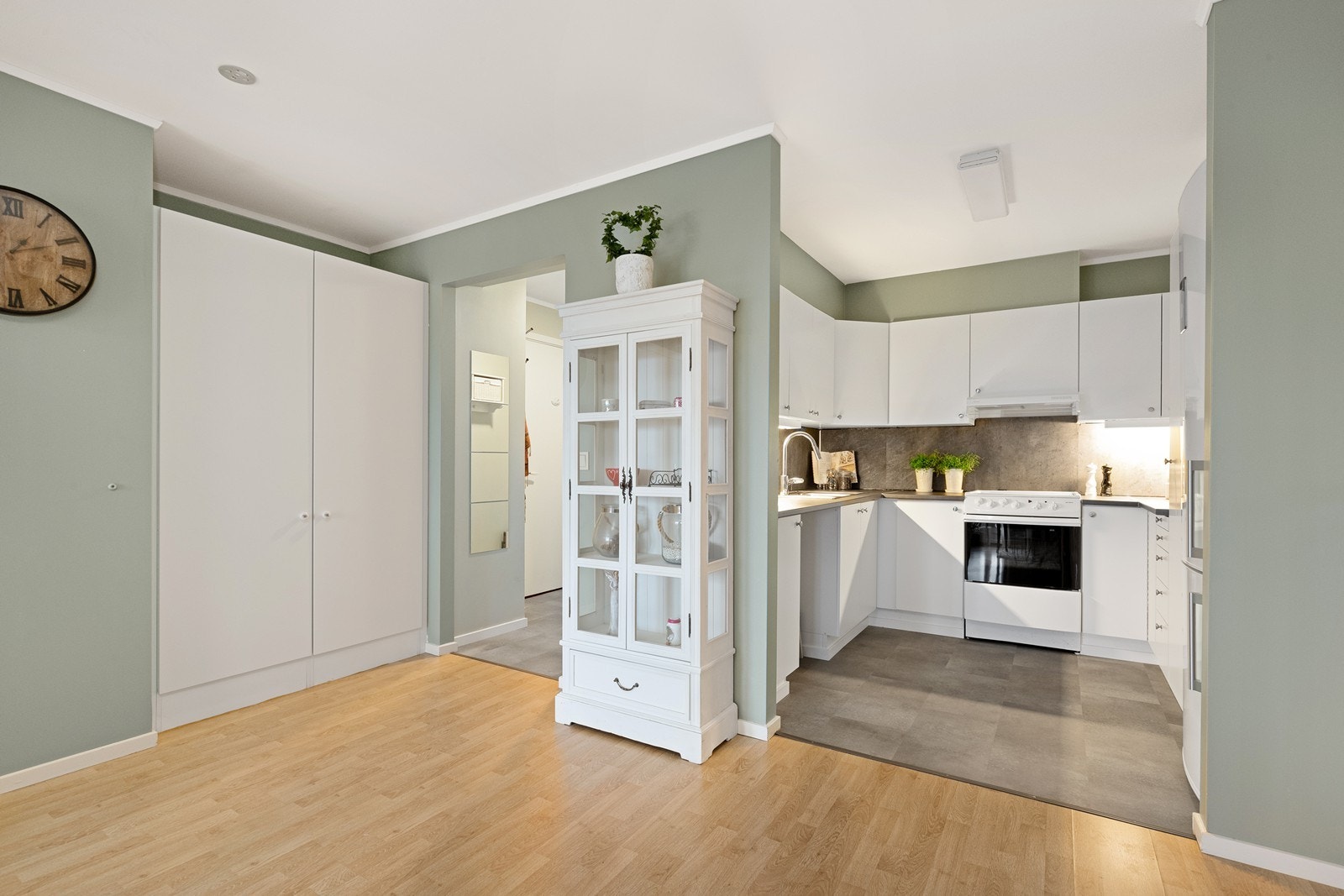 Kjøkkenet har slette, lyse fronter og laminerte benkeplater, med opplegg for oppvaskmaskin. Galleribilde