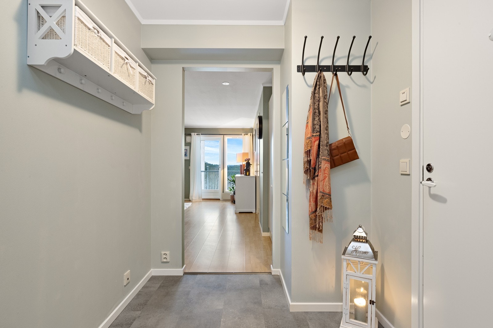 Lys og koselig entrè ønsker deg velkommen inn. Galleribilde