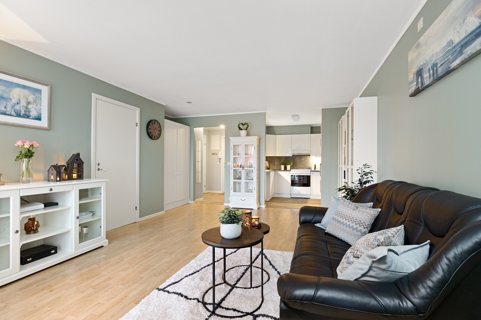 Stuen har plass til både sofagruppe og spisebord. Galleribilde