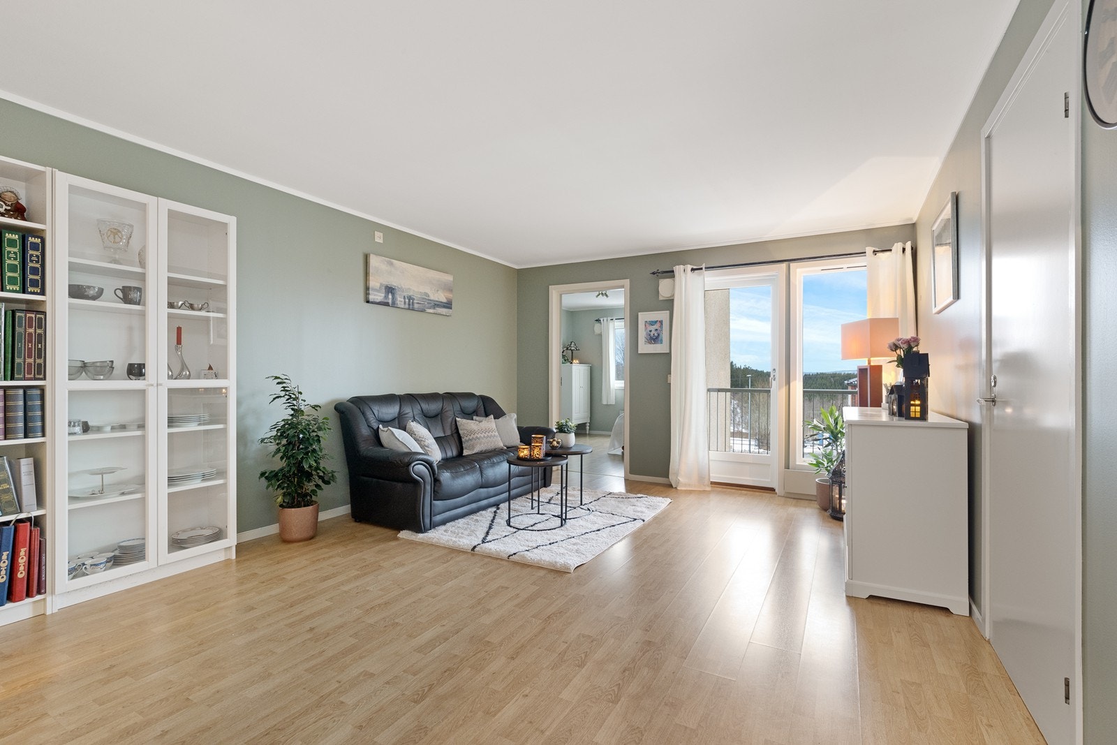 Koselig stue med direkte utgang til balkong. Galleribilde