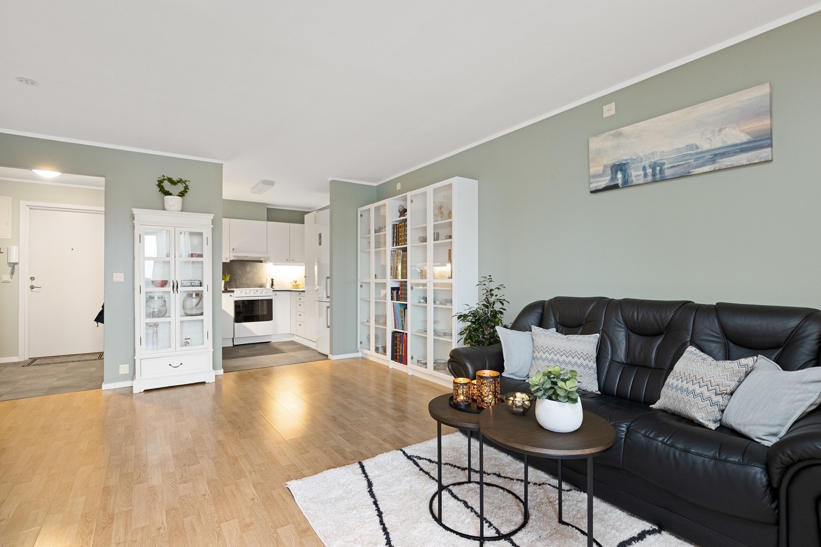 Fra stuen er det enkel tilgang til kjøkkenet med åpen løsning. Galleribilde