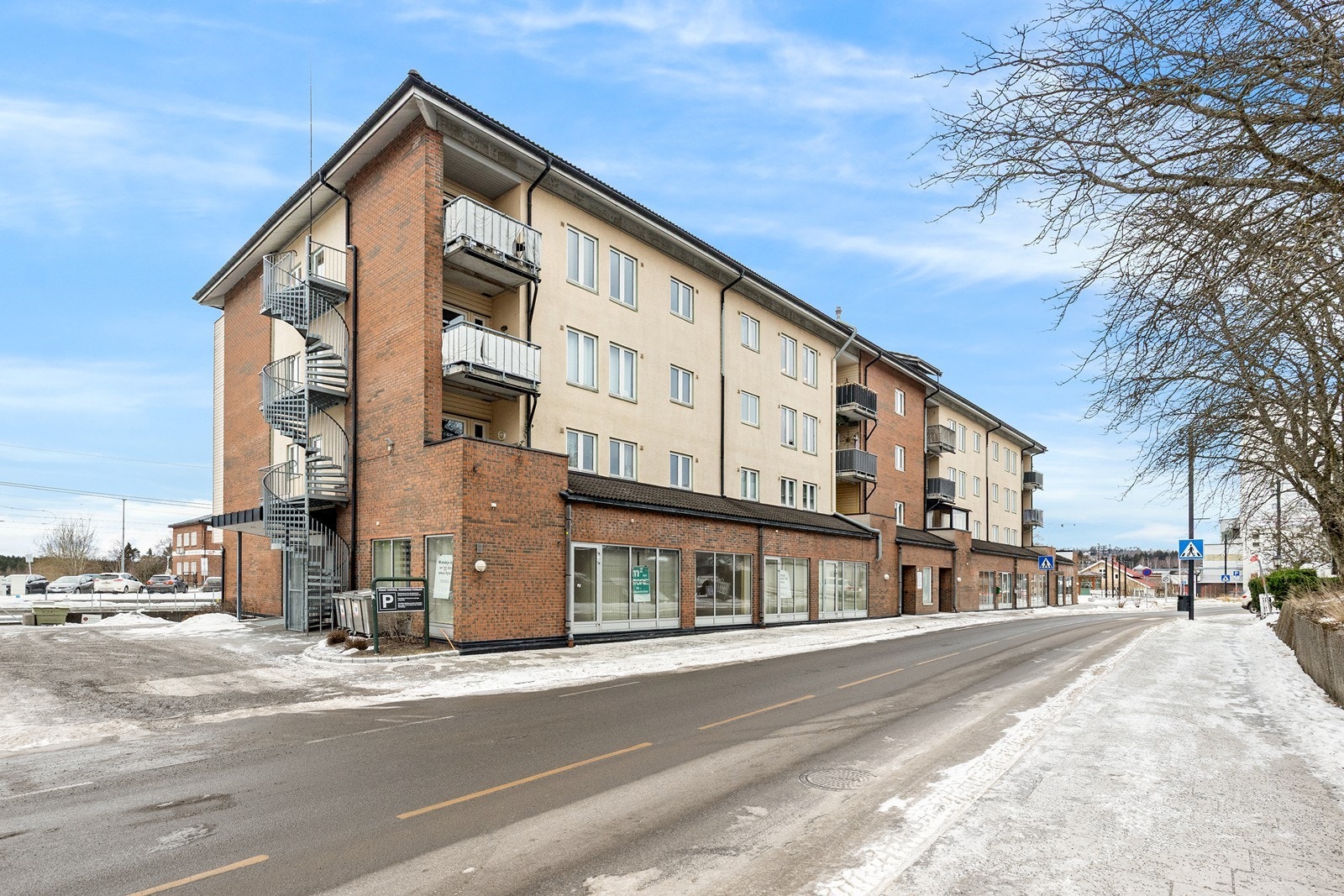 Bygningen har en kombinasjon av teglforblending og pusset mur på fasaden. Galleribilde