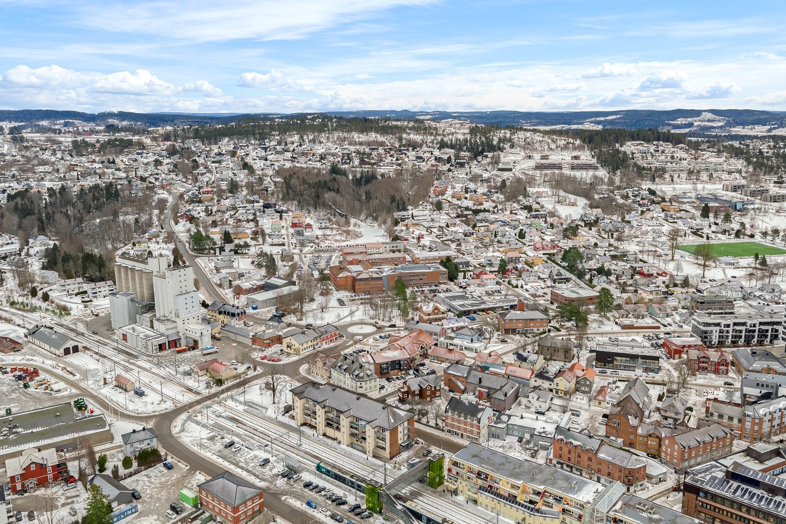 Utsikt over Mysen sentrum med nærhet til skoler, offentlig kommunikasjon og fasiliteter. Galleribilde