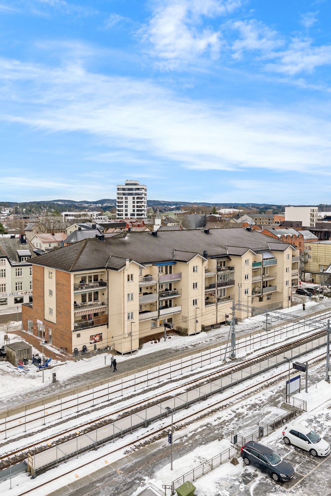 Leilighetene har balkonger med utsikt over jernbanen og nærområdet. Galleribilde