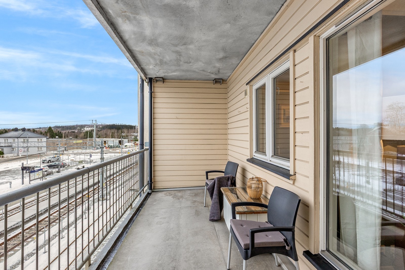 Balkong med god plass til utemøbler. Galleribilde