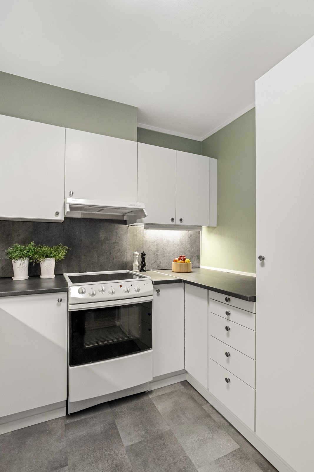 Kjøkkenet har slette, lyse fronter og laminerte benkeplater, samt opplegg for oppvaskmaskin. Galleribilde