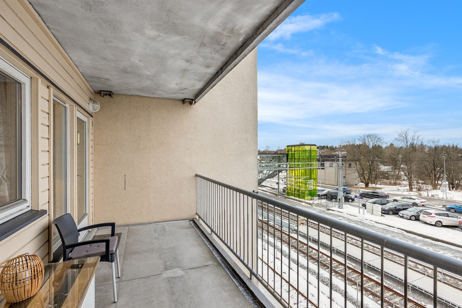 Balkongen på ca. 10 m² har betongdekke og gir utsikt mot nærområdet. Galleribilde