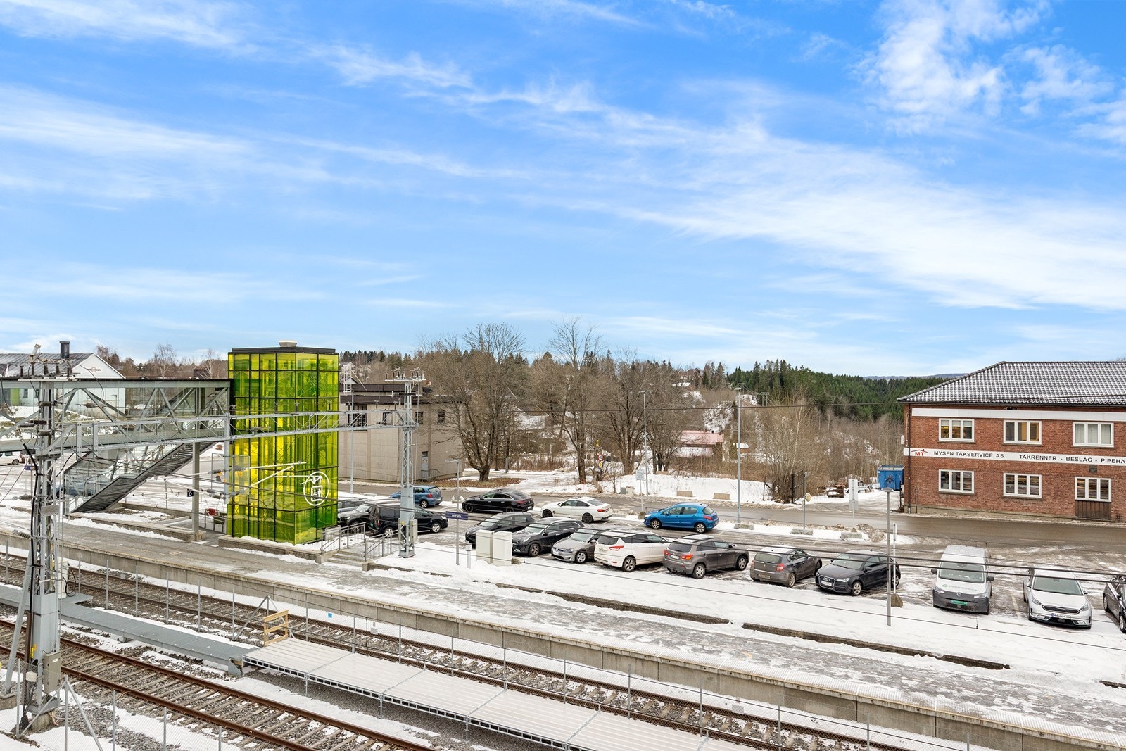 Parkering er tilgjengelig i felles garasjeanlegg samt i gate etter gjeldende bestemmelser. Galleribilde