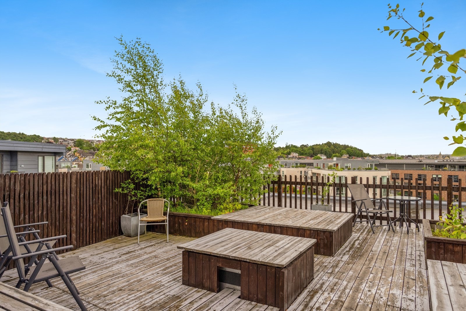 Beboerne i borettslaget har tilgang til en romslig privat takterrasse med fin utsikt - perfekt for gode og fine sommerdager! Galleribilde
