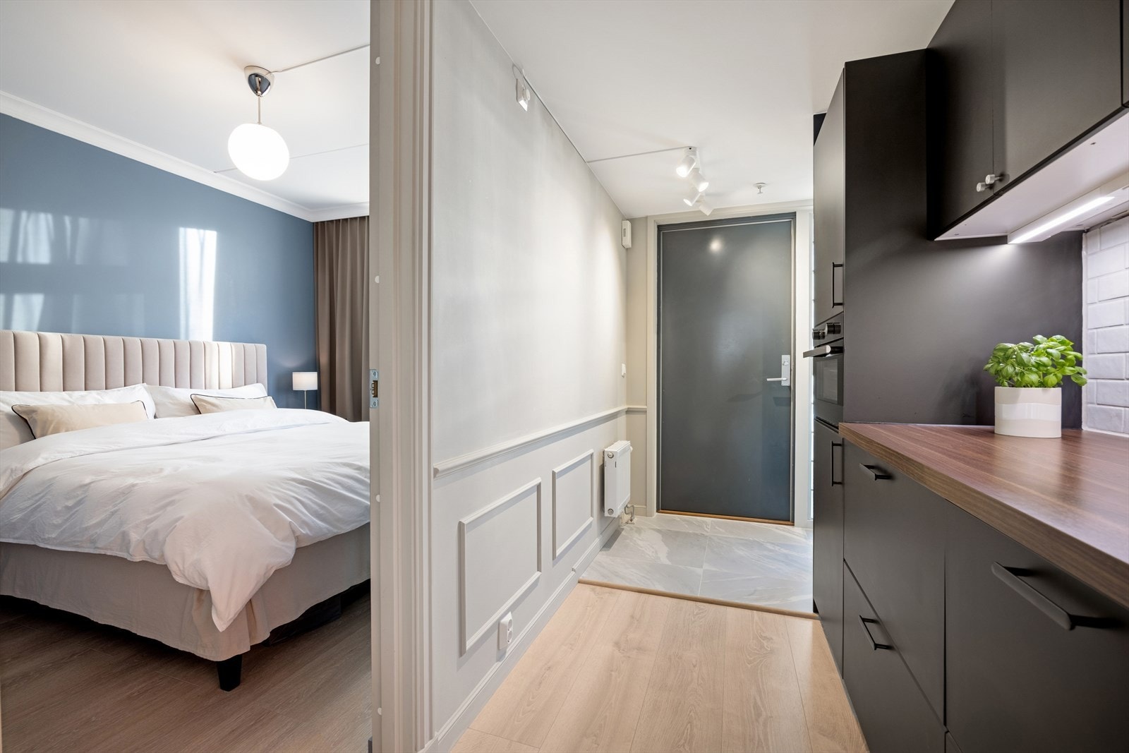 Innenfor hoveddøren gir entreen et meget godt førsteinntrykk, og som får deg til å følge deg hjemme fra første stund. Galleribilde