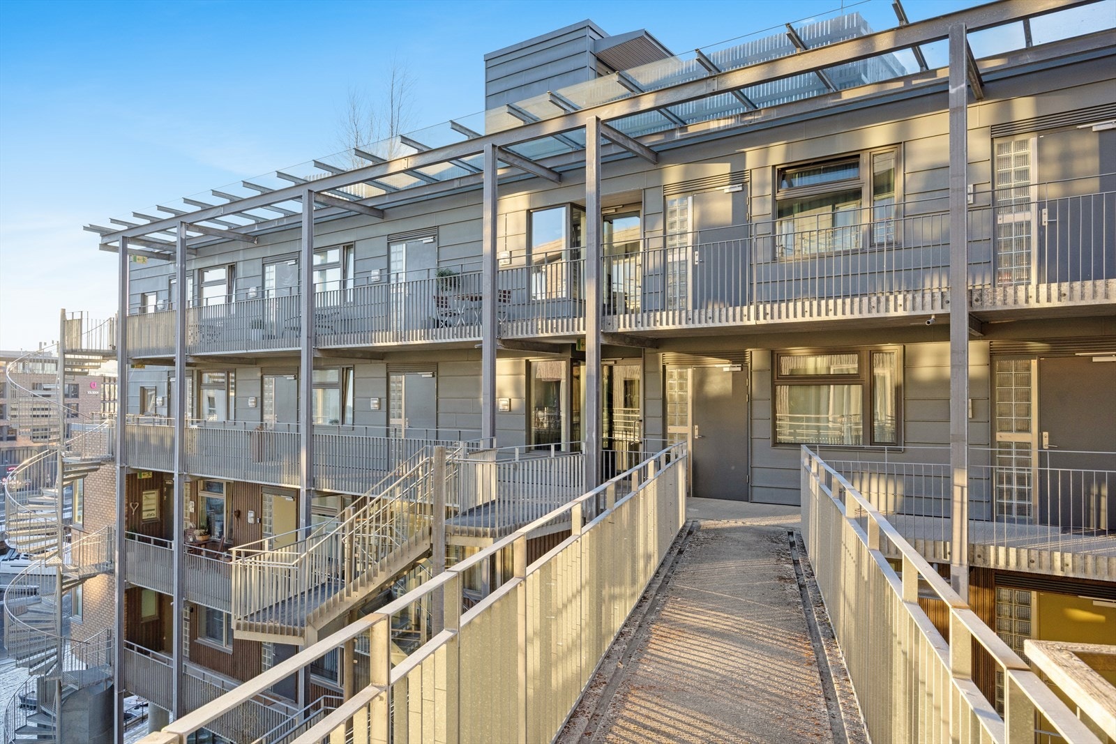 Luftige og pene svalganger som gir et lyst og trivelig adkomstområde til det som kan bli ditt nye hjem. Galleribilde