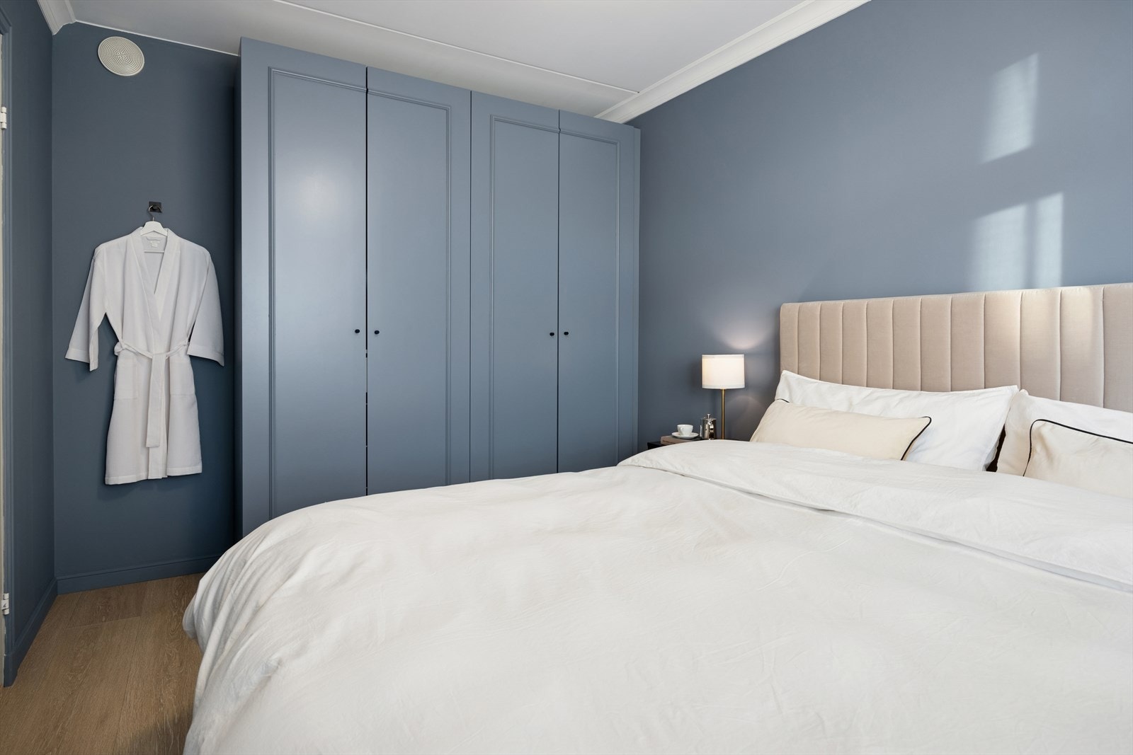 Romslig garderobeløsning som gir en ryddig og praktisk oppbevaring. Garderobeskapet medfølger i handelen. Galleribilde