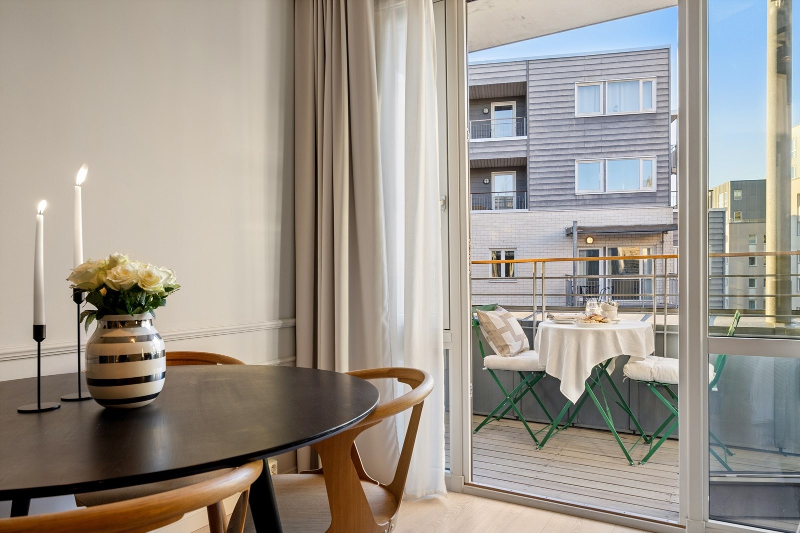 Fra stuen er det direkte utgang til en trivelig vestvendt balkong med ettermiddagssol. Galleribilde