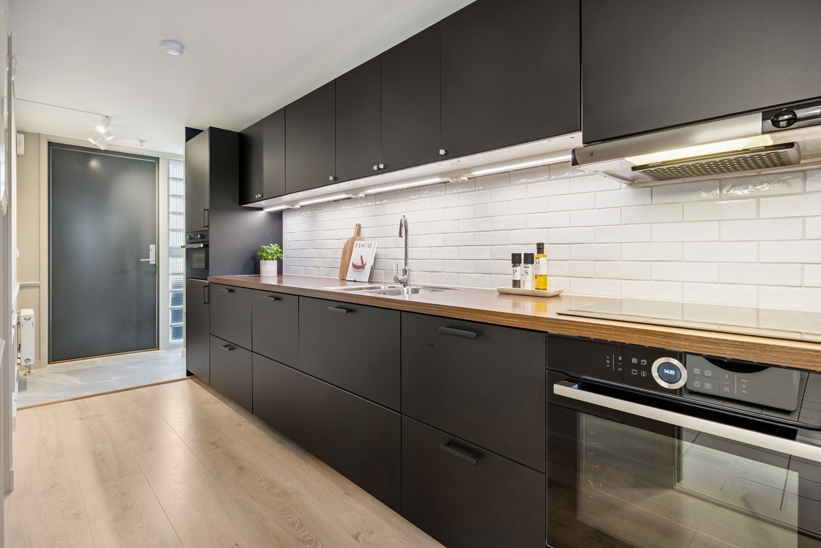 Her får du em praktisk utforming og rikelig med benkeplass. Galleribilde