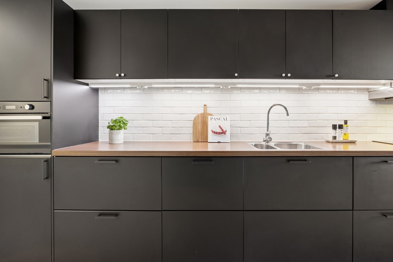 Kjøkkenet ble fornyet i 2022 og har integrerte hvitevarer som medfølger i handelen. Galleribilde