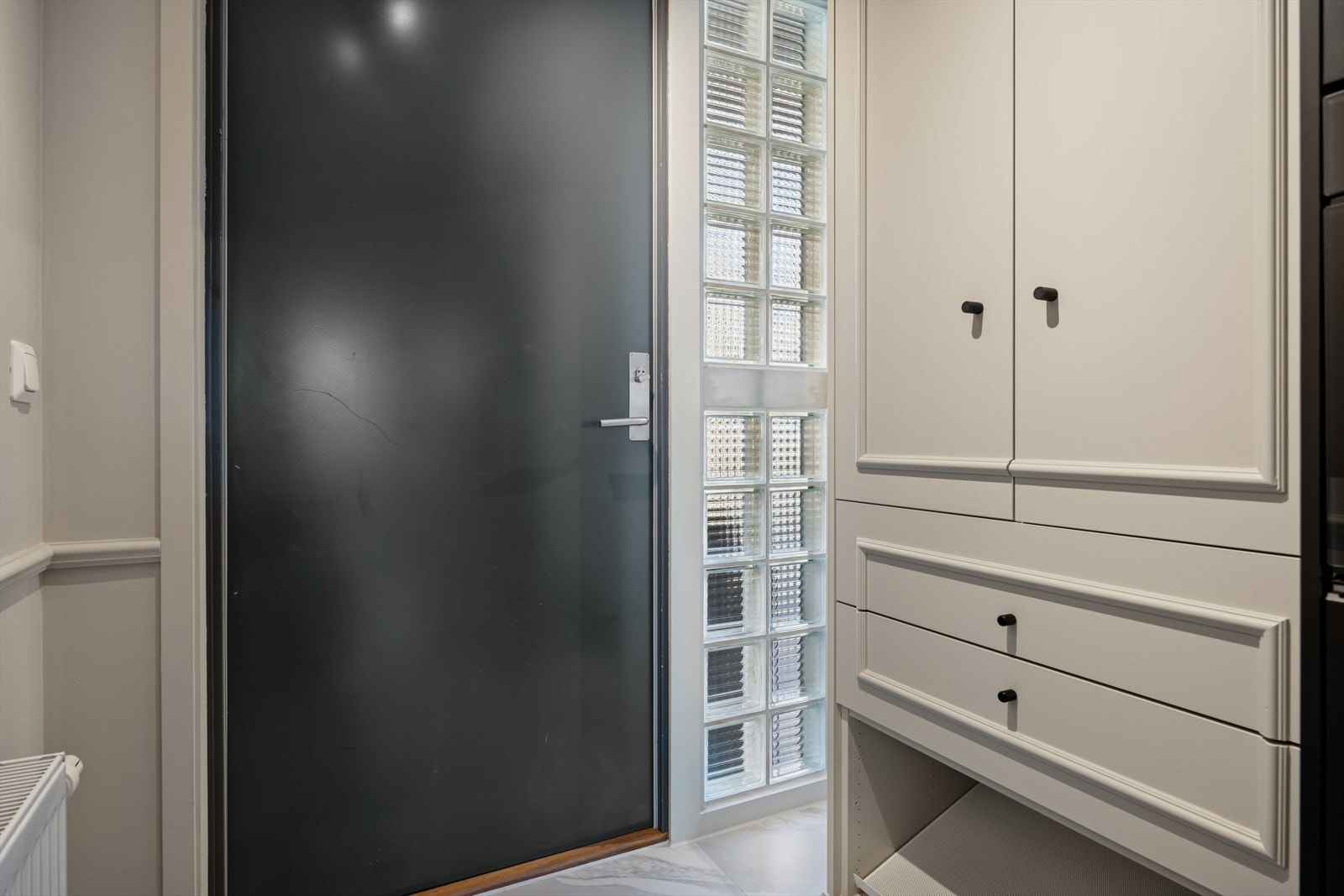 Her ønskes man velkommen inn i en lys entré med plass til garderobe for å henge fra seg yttertøy og sette fra seg sko. Ellers følger det også gode lagringsmuligheter i privatkjellerbod. Galleribilde