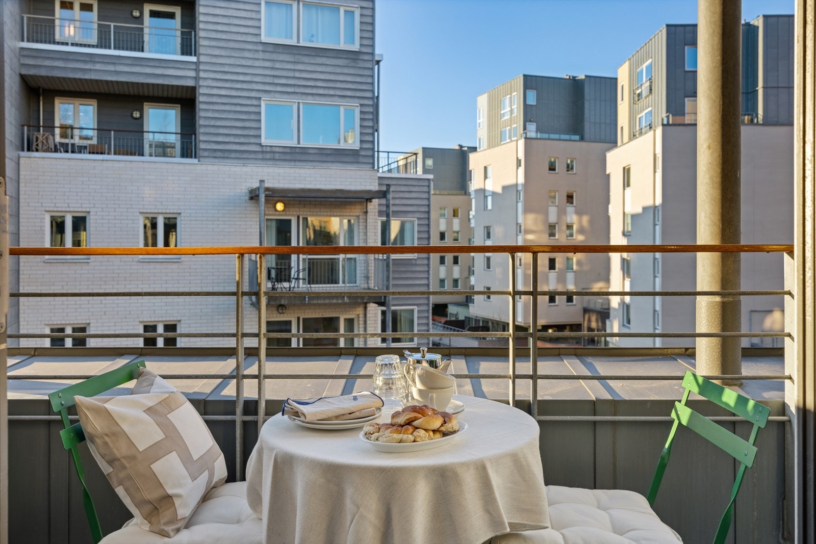 Uteplass som inviterer til lange, gode stunder i sommervarmen. Galleribilde