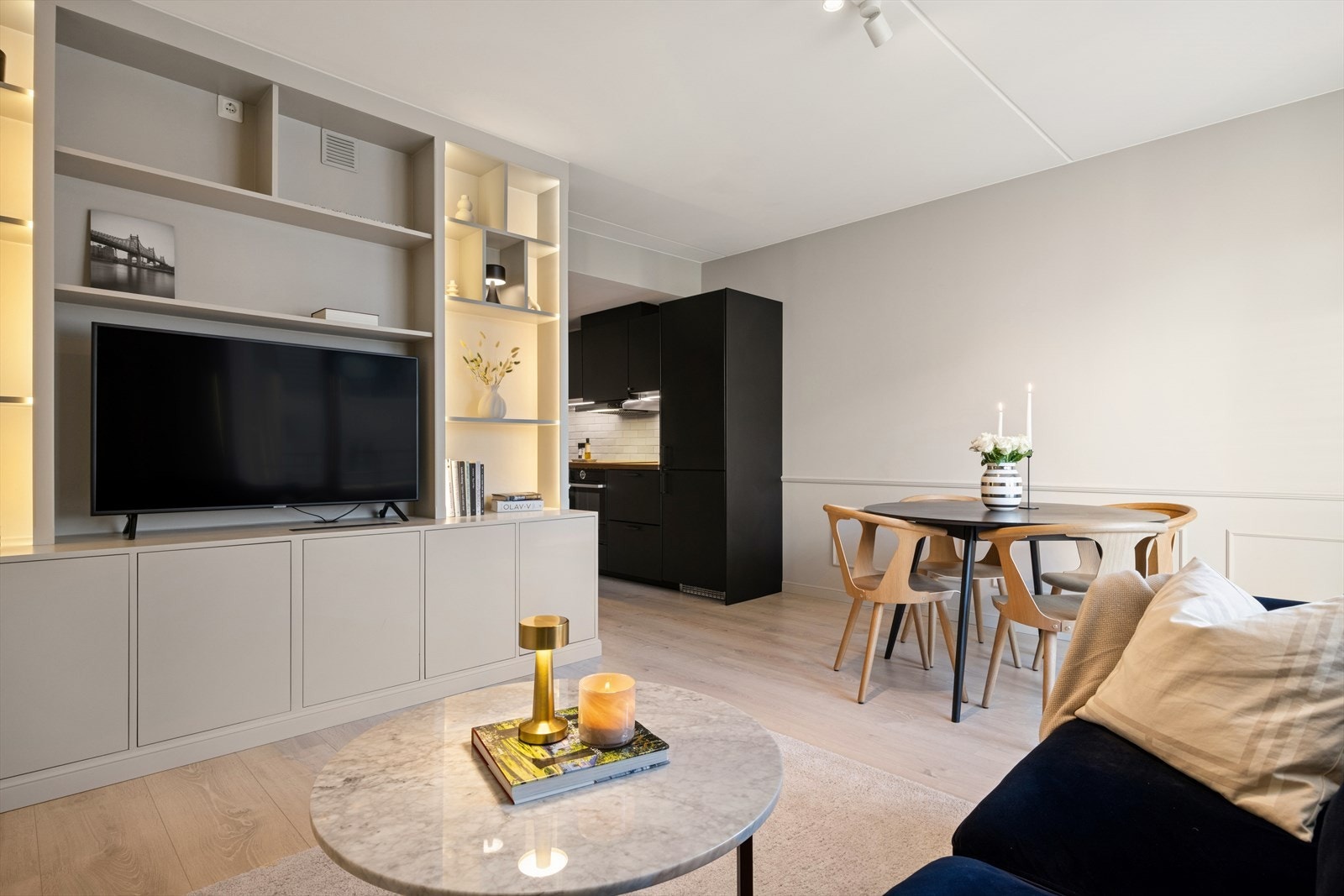 Leiligheten ligger i byggets 5. etasje i et meget populært og attraktivt boligområde med nærhet til alle servicefunksjoner byen har å tilby. Galleribilde