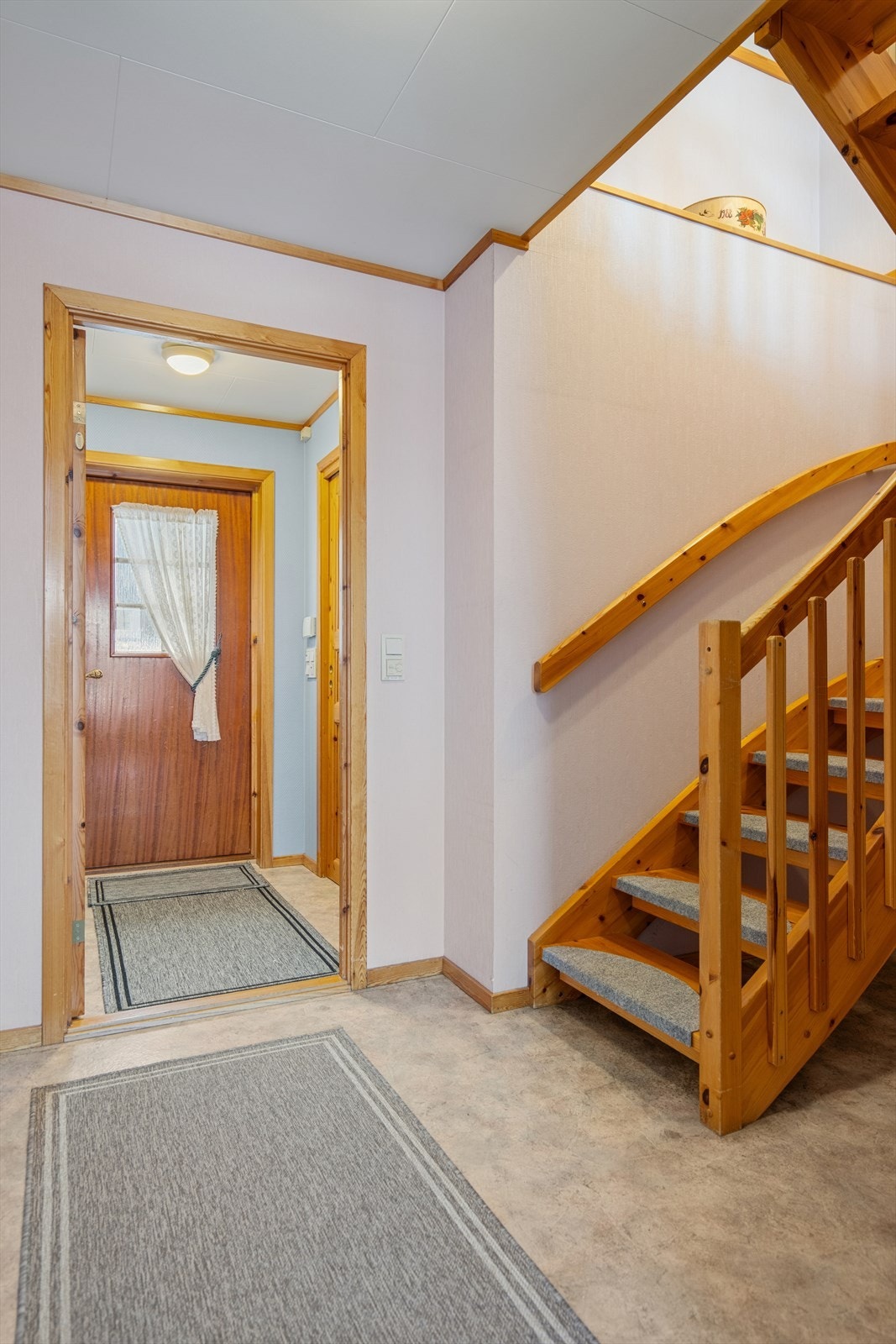 Gangen og trappen til 2. etasje Galleribilde