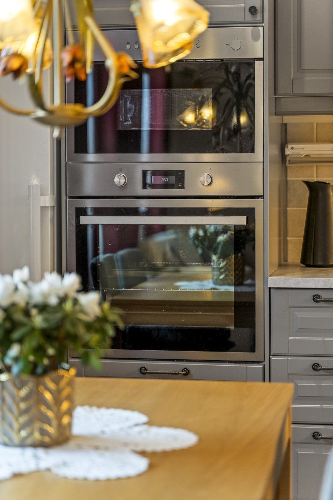 Integrert komfyr, micro, platetopp og oppvaskmaskin. Galleribilde