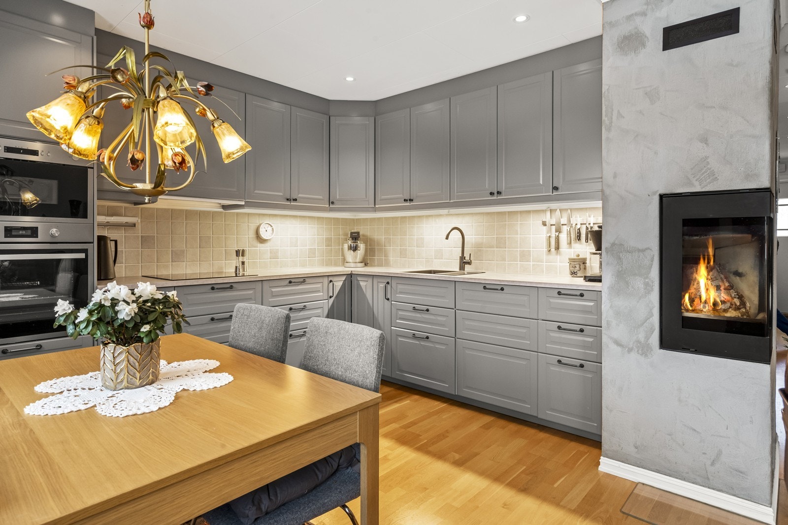 Grå profilert innredning fra 2022 Galleribilde