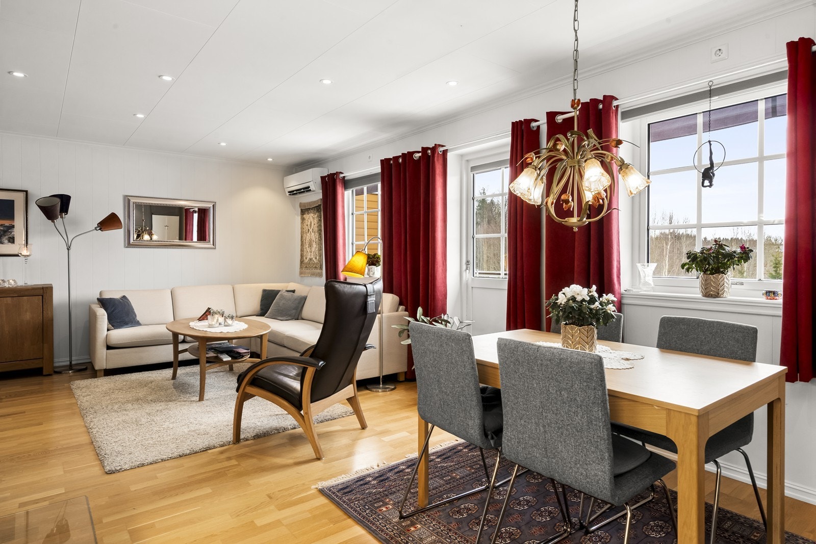 God plass til både stor sofagruppe og spisebord Galleribilde