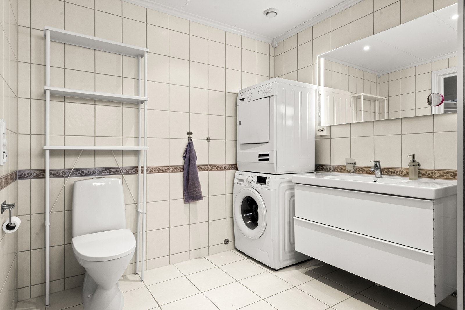 Det er opplegg for og plass til vaskemaskin og tørketrommel Galleribilde