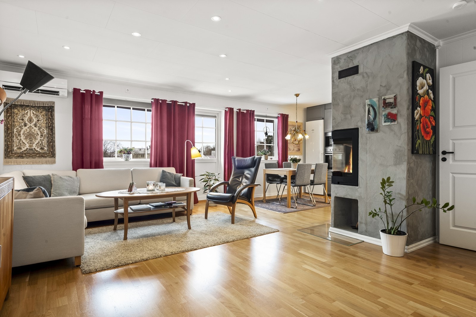 Stuen er romslig og har mye naturlig belysning Galleribilde