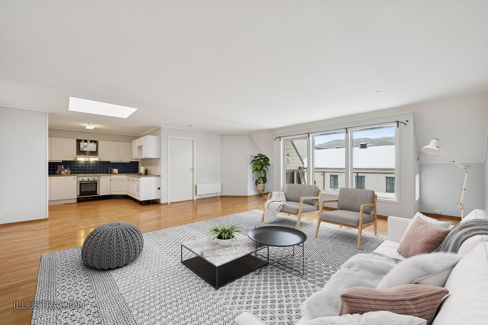 Lys og romslig stue med åpen kjøkkenløsning - gode vindusflater, flott planløsning og fine møbleringsmuligheter (Illustrasjon). Galleribilde