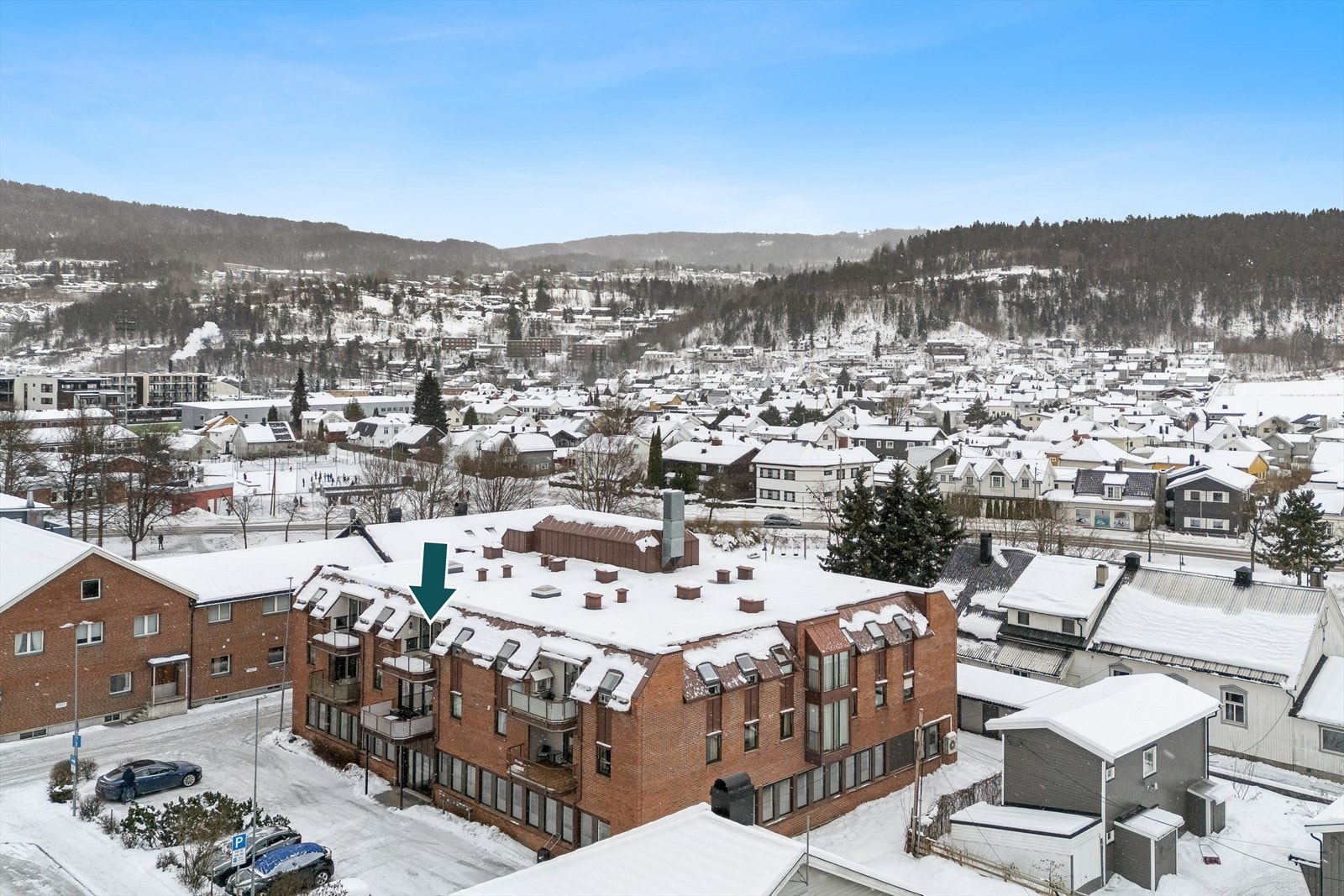 Leiligheten disponerer egen biloppstillingsplass i sameiet. Galleribilde