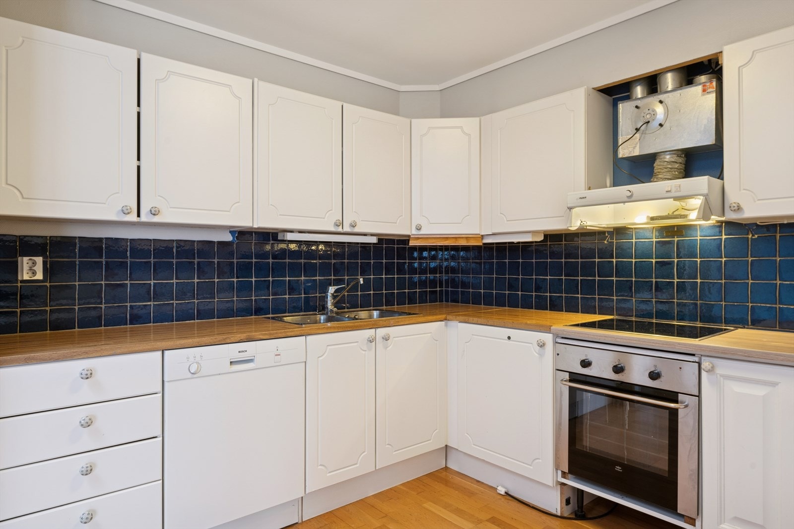 Her finner du hvitevarer som oppvaskmaskin, platetopp og stekeovn. Galleribilde