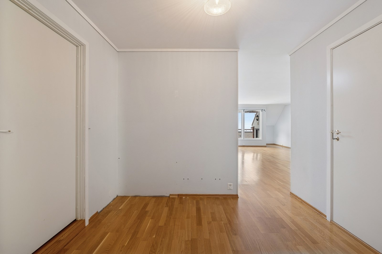 Entré med god plass til oppbevaring og adkomst videre inn i leiligheten. Galleribilde