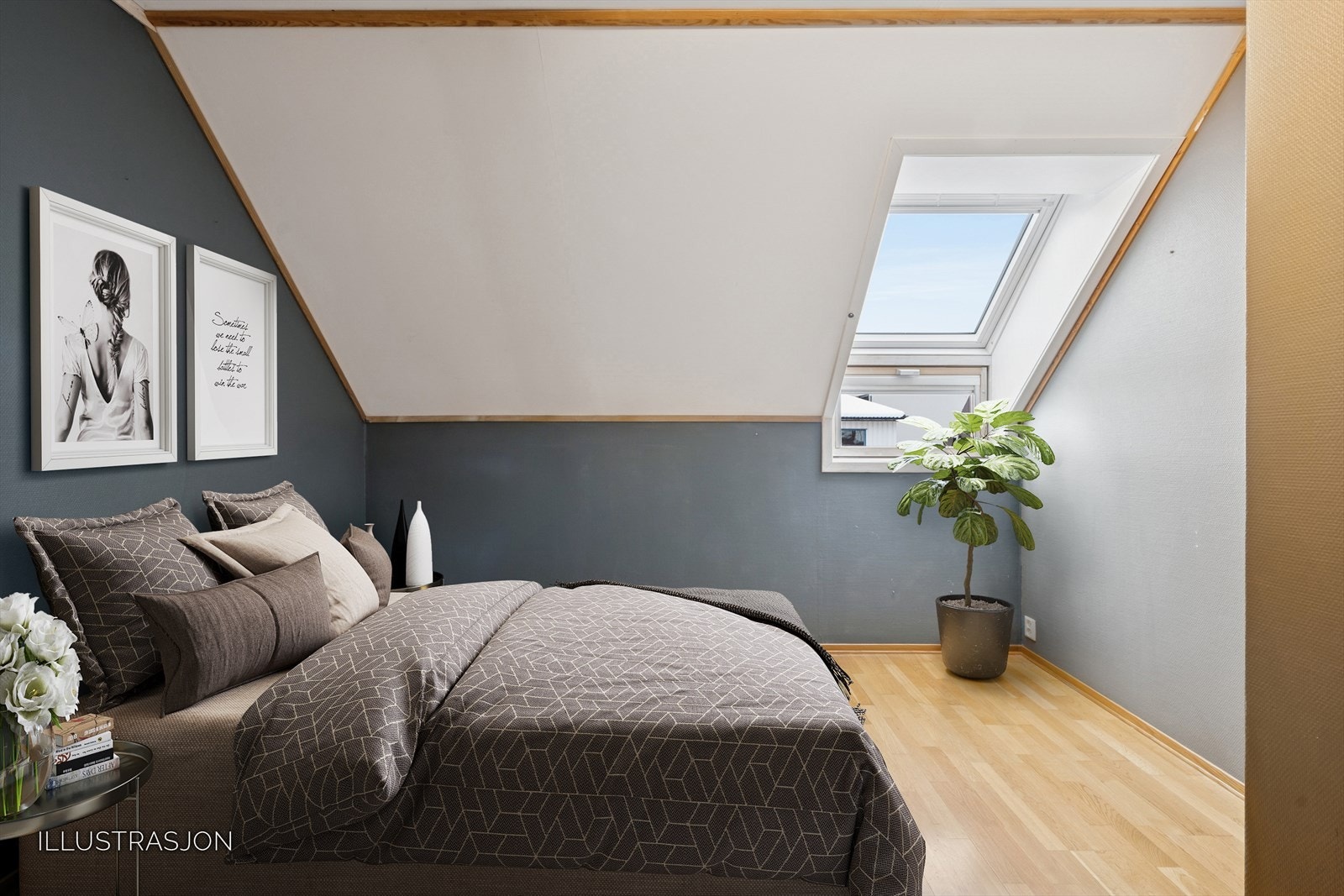 Hyggelig soverom med skråhimling og takvindu som gir flott lysinnslipp - enkelt å møblere etter eget behov (Illustrasjon). Galleribilde