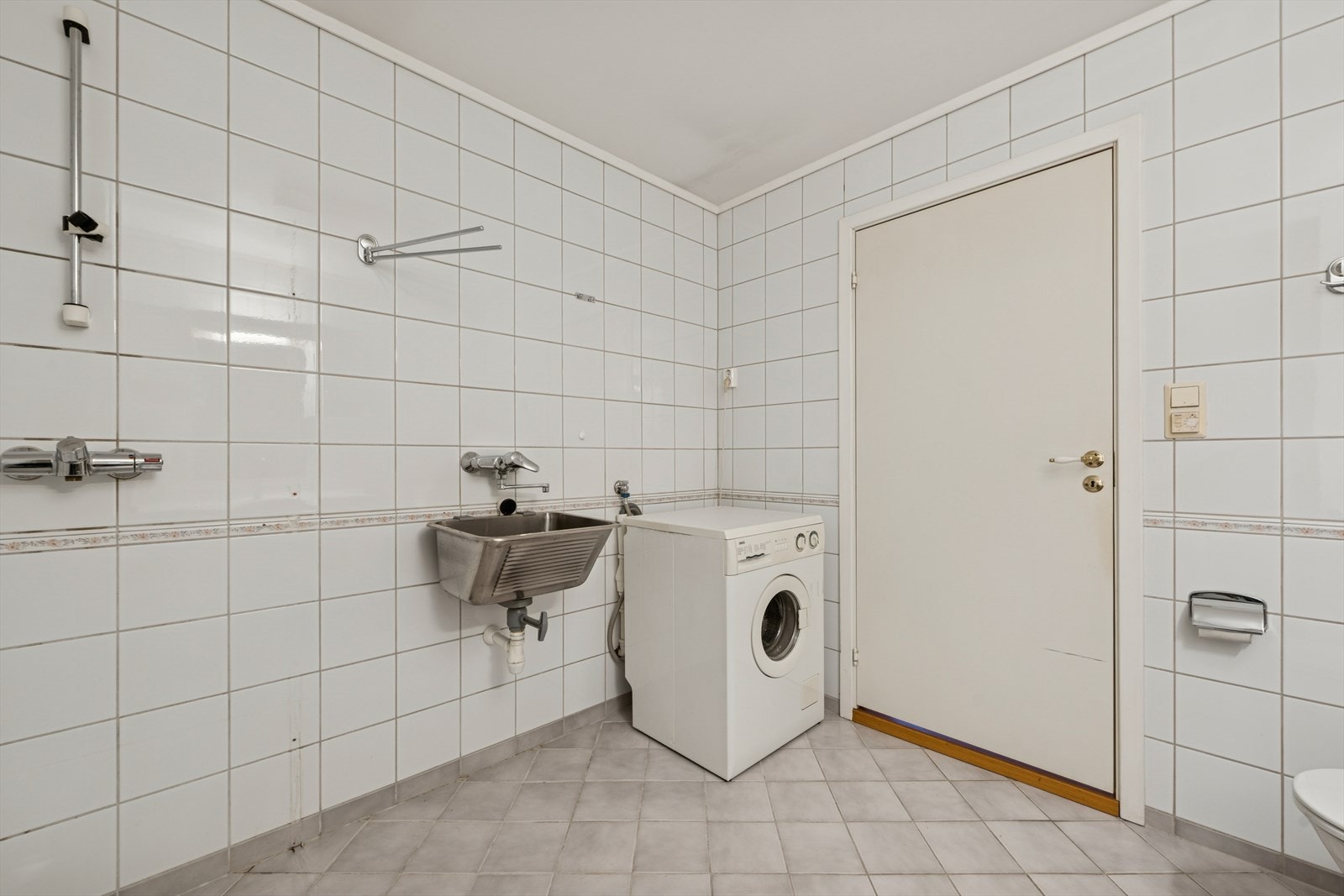 Rommet er utstyrt med dusj, toalett, baderomsinnredning og opplegg for vaskemaskin. Galleribilde