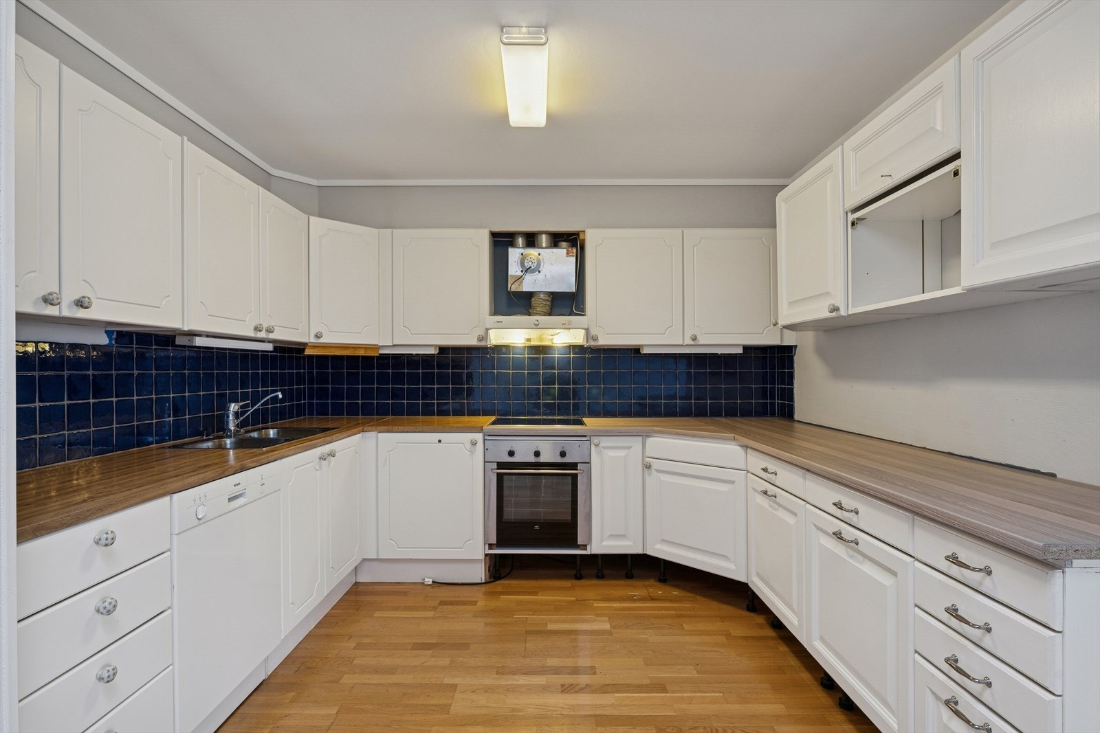 Kjøkkenet er innredet med profilerte fronter og har original innredning fra byggeåret. Galleribilde