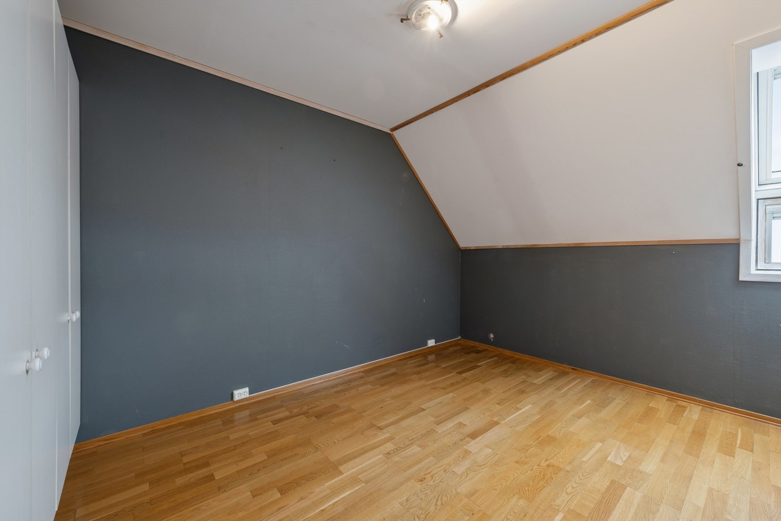 Soverom med god størrelse og parkettgulv. Galleribilde