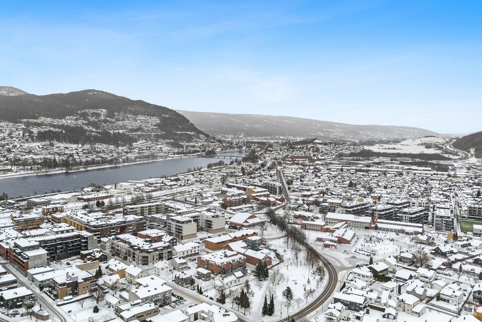 Mjøndalen sentrum byr på et hyggelig og levende nærmiljø. Galleribilde