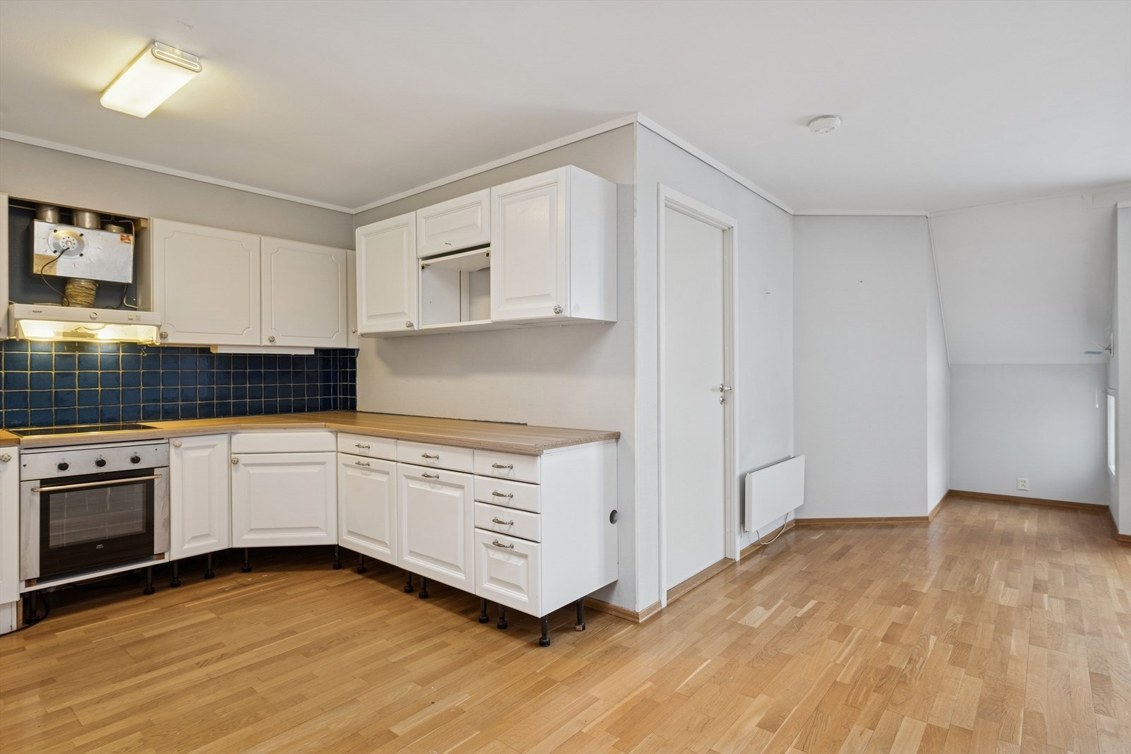 Kjøkkenet byr på gode oppbevaringsmuligheter og praktiske løsninger. Galleribilde