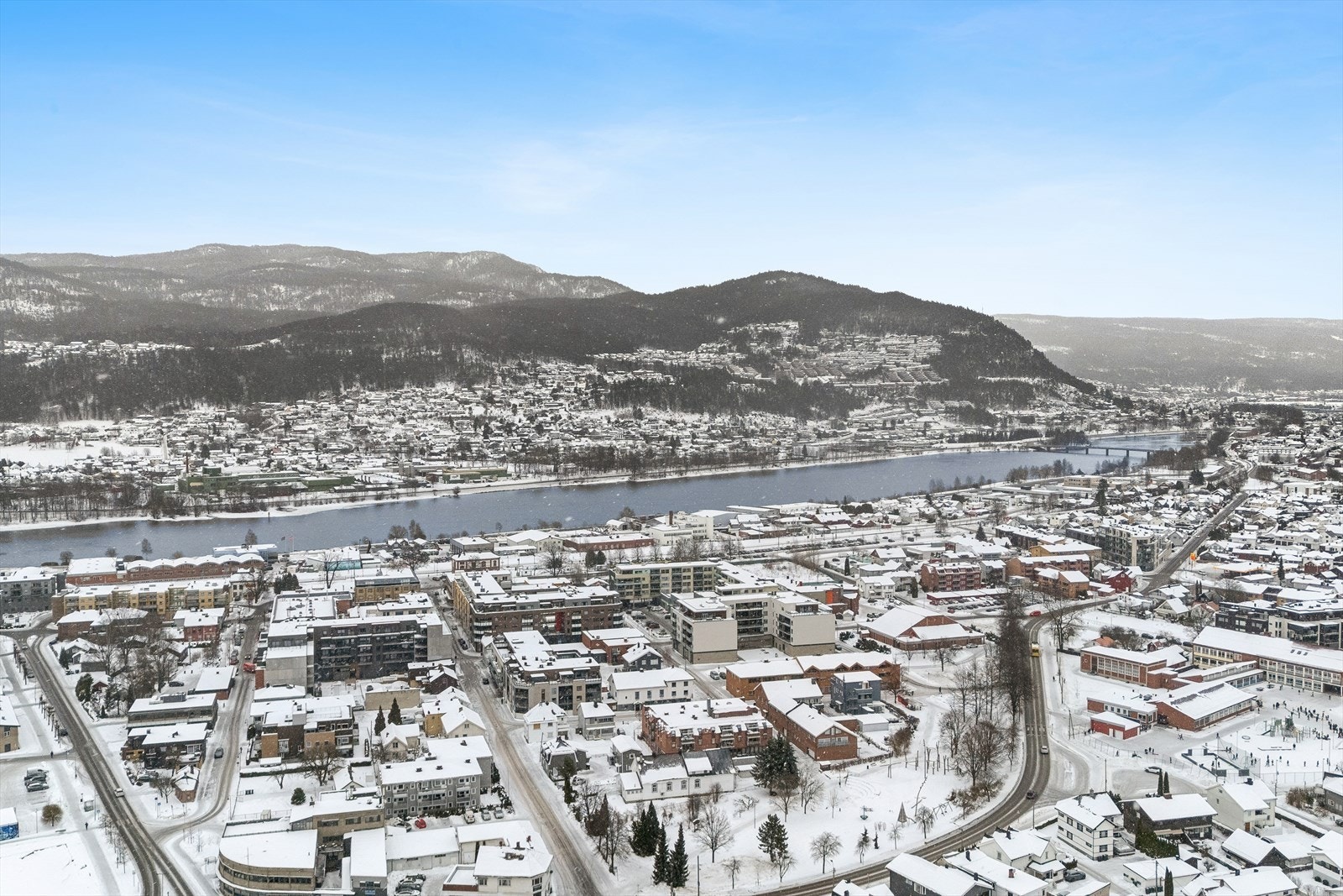 Flott oversiktsbilde som viser den sentrale beliggenheten - kort vei til elven, turområder, kollektivtransport og servicetilbud. Galleribilde