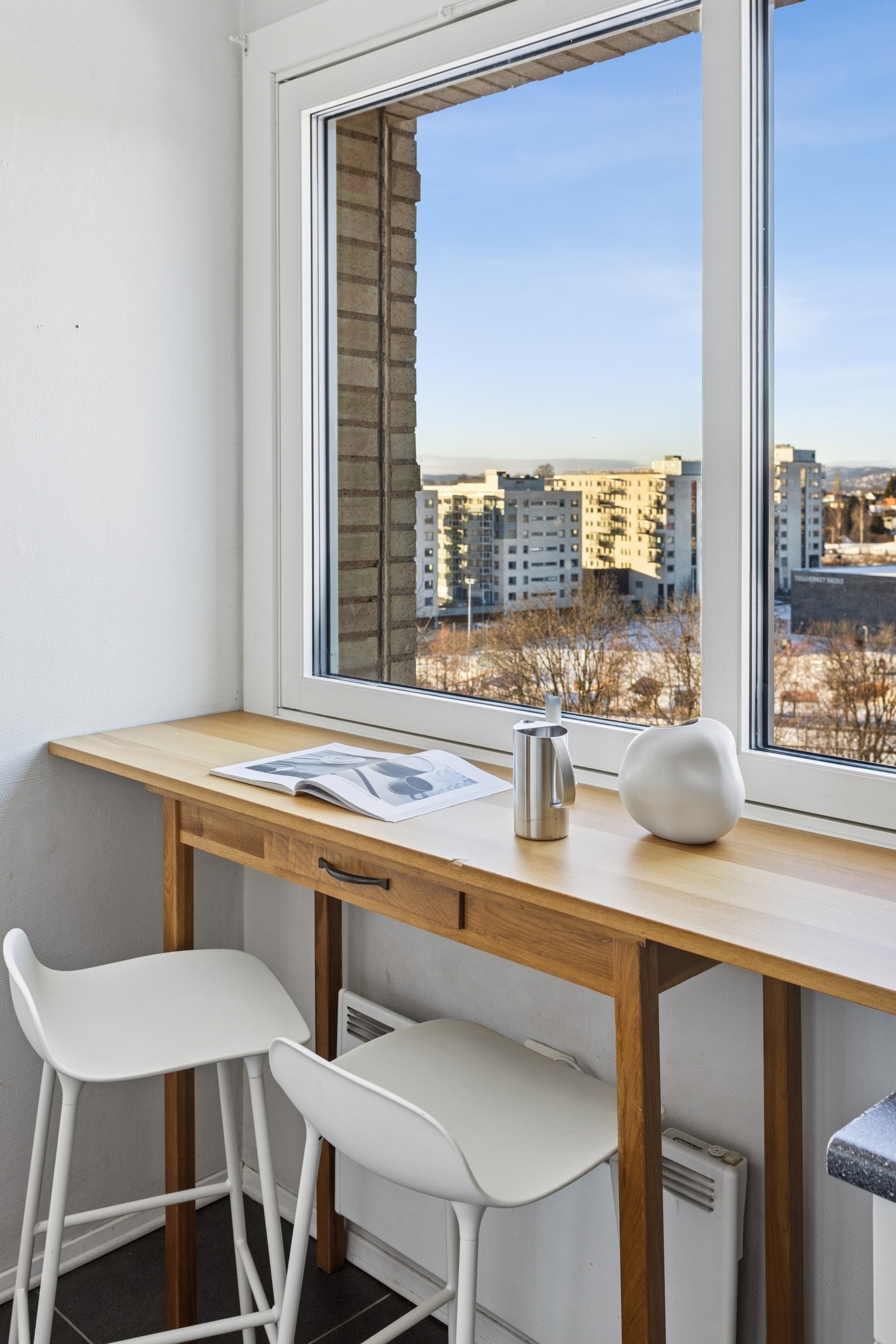 Kjøkkenet har fin sitteplass ved utsiktsvind Galleribilde