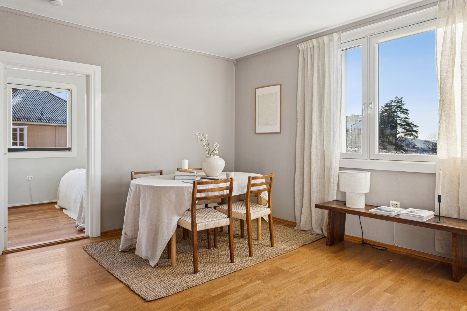 Det er god plass til både spisestue og sittegruppe Galleribilde