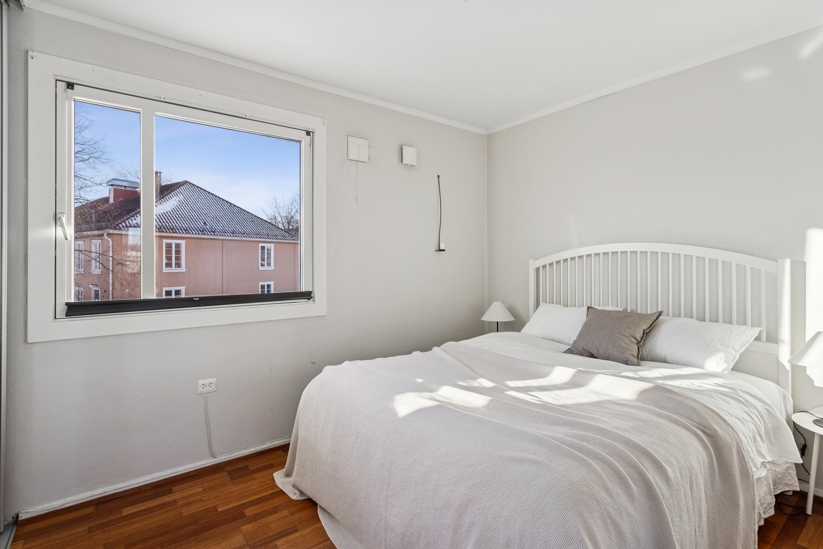 Leilighet har to gode soverom - her fra soverommet som har praktisk skyvedørsgarderobe Galleribilde