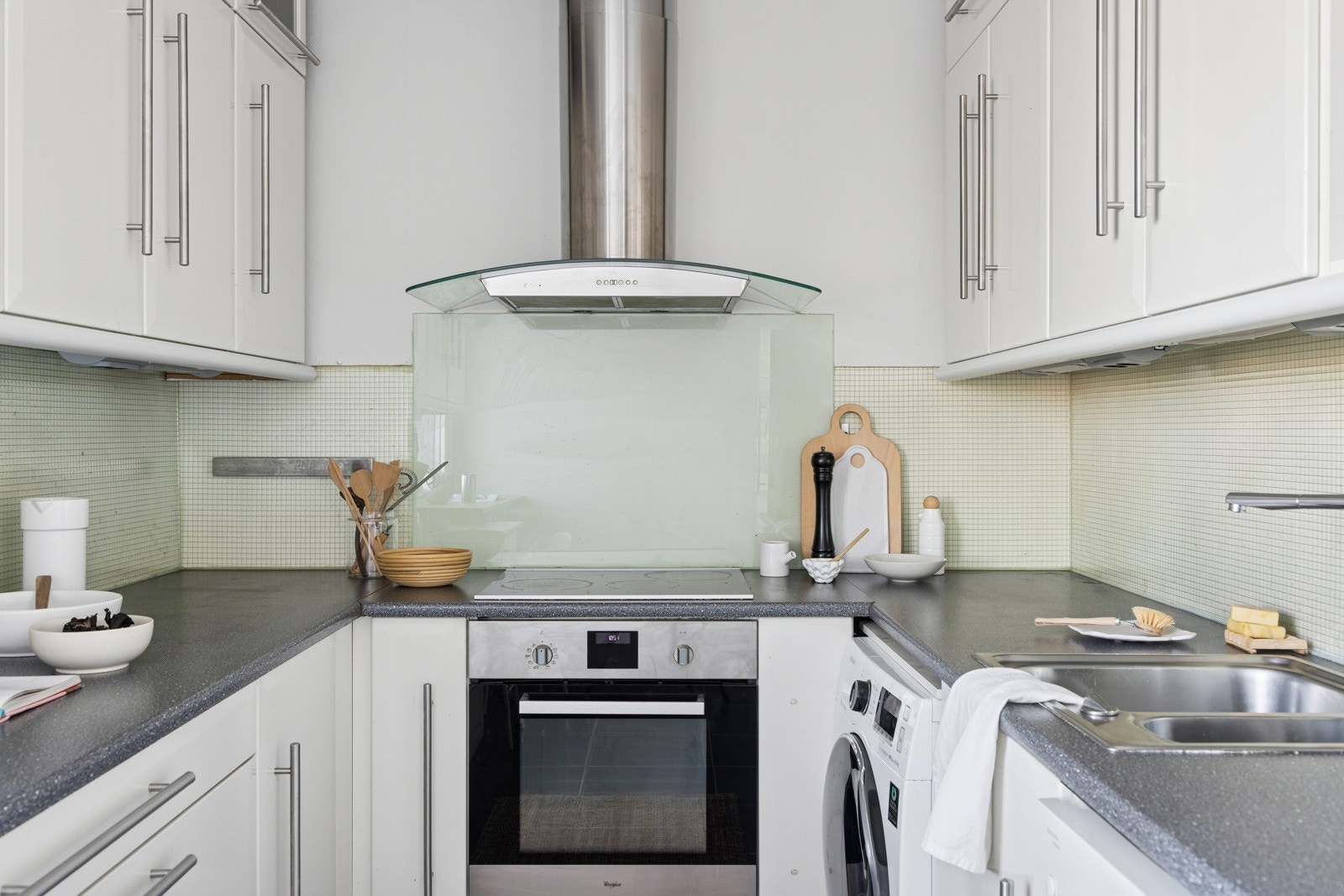 Praktisk kjøkken med god skapplass Galleribilde