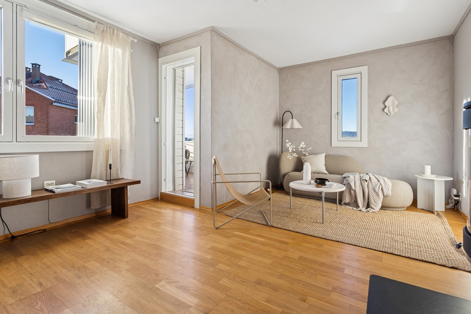 Fra lys stue med moderne peisovn Galleribilde