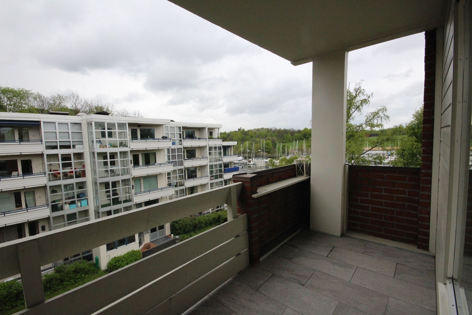 Romslig og overbygd balkong. Galleribilde