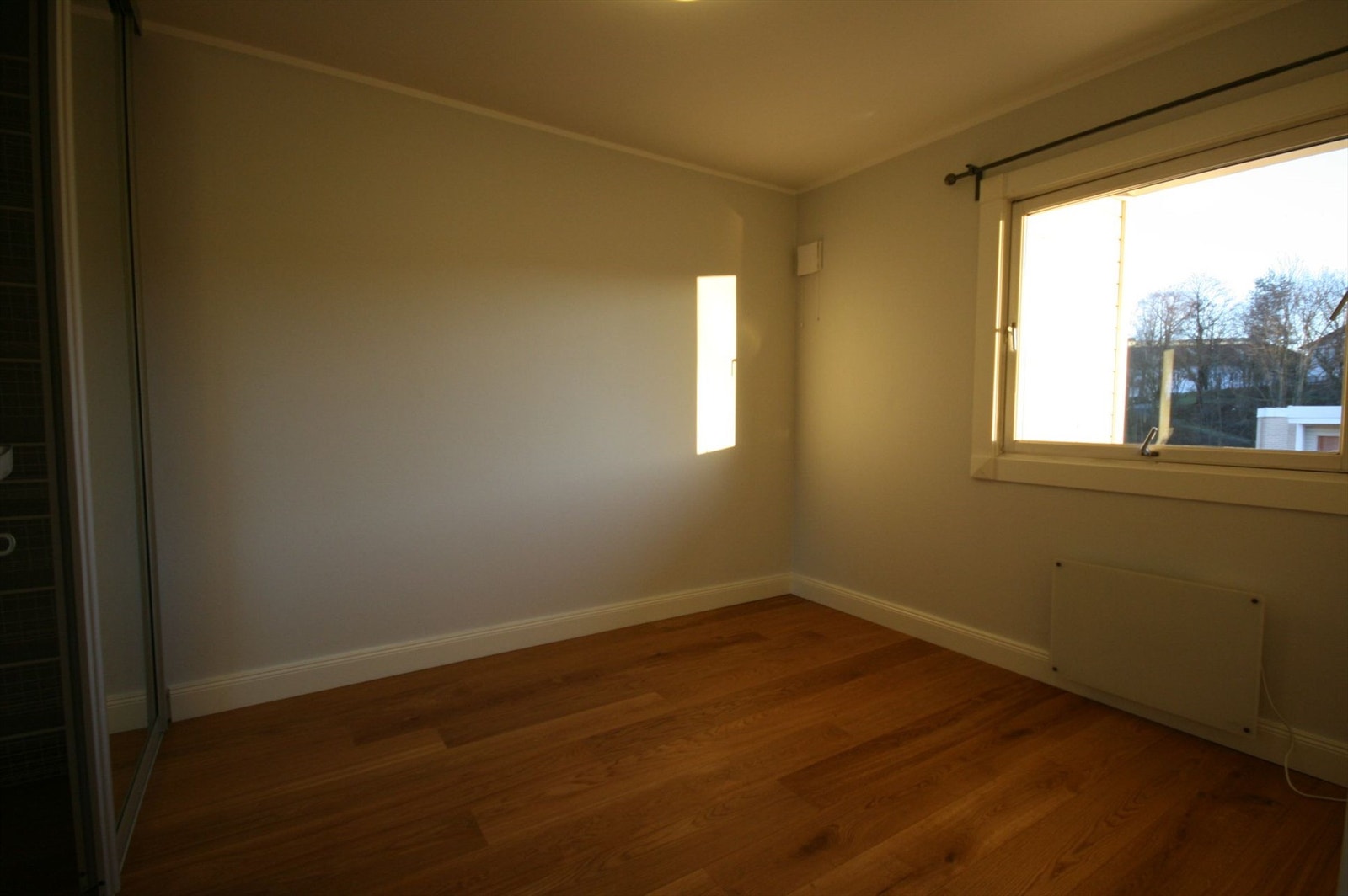 Soverom med skyvedørsgarderobe. Plass til dobbeltseng. Galleribilde