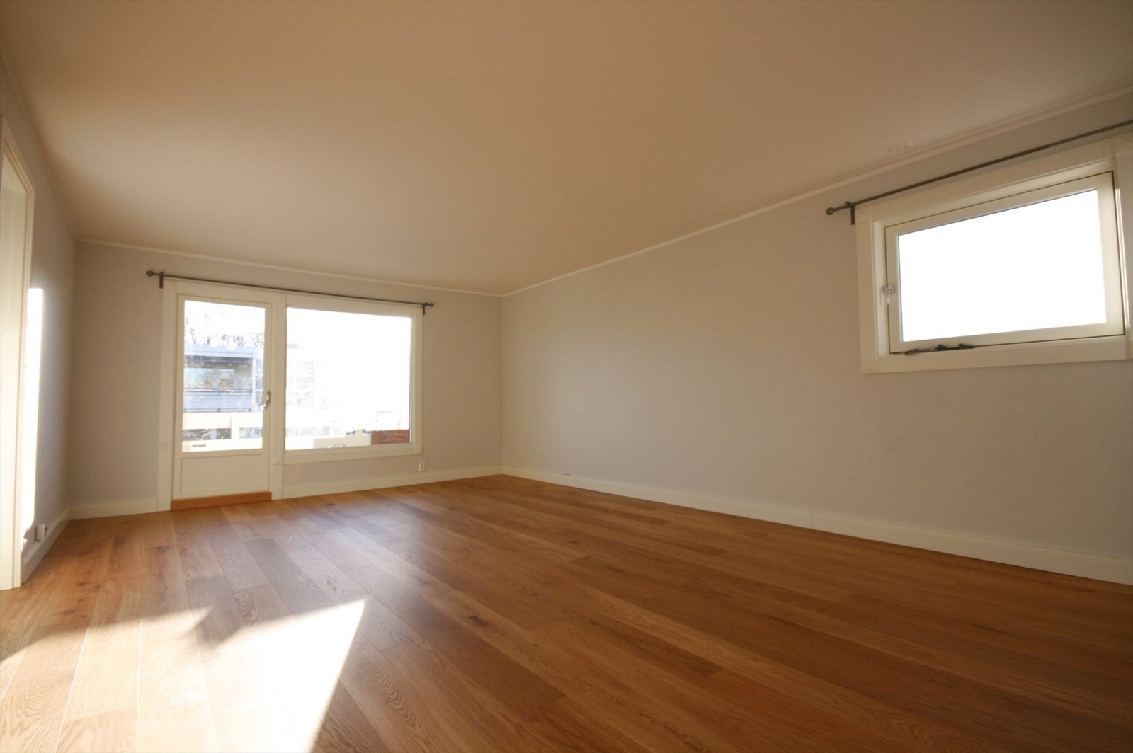 Stor pen stue med plass til både spisestue og sofadel. Kommet ny skyvedør til balkong. Galleribilde